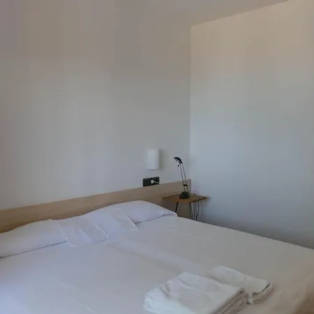 2 Bedroom In Center. Sea Views, Terrace And Pool 베구르