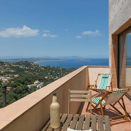 2 Bedroom In Center. Sea Views, Terrace And Pool 아파트