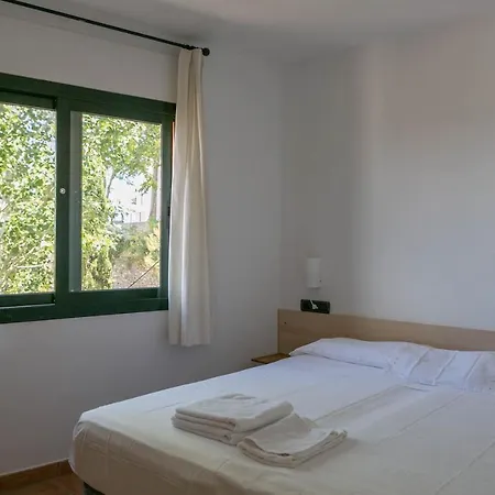 2 Bedroom In Center. Sea Views, Terrace And Pool 베구르