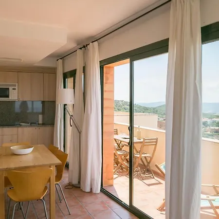 2 Bedroom In Center. Sea Views, Terrace&pool Appartement